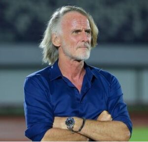 Read more about the article Lapangan Becek Jadi Sorotan, Riekerink Jelaskan Kekalahan Dewa United dari Persik